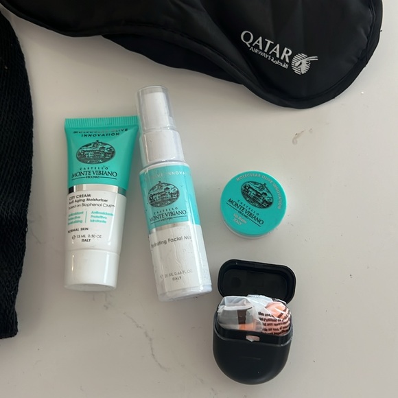 Qatar Airlines Amenity Toiletry Kit Bag - Picture 3 of 3
